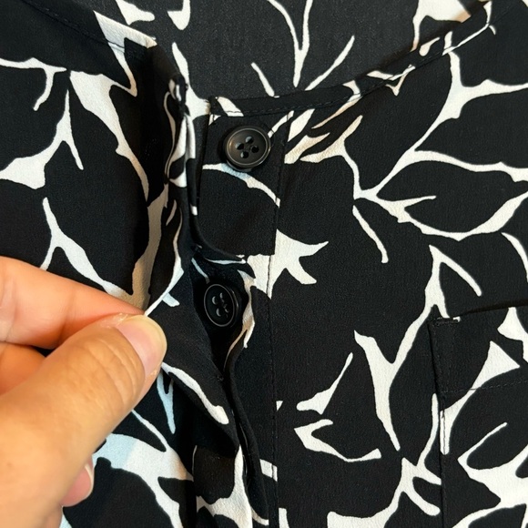 LOFT Black White Leaf Print Long Tab Sleeve Tie Waist Romper 2 Petite - Picture 5 of 15